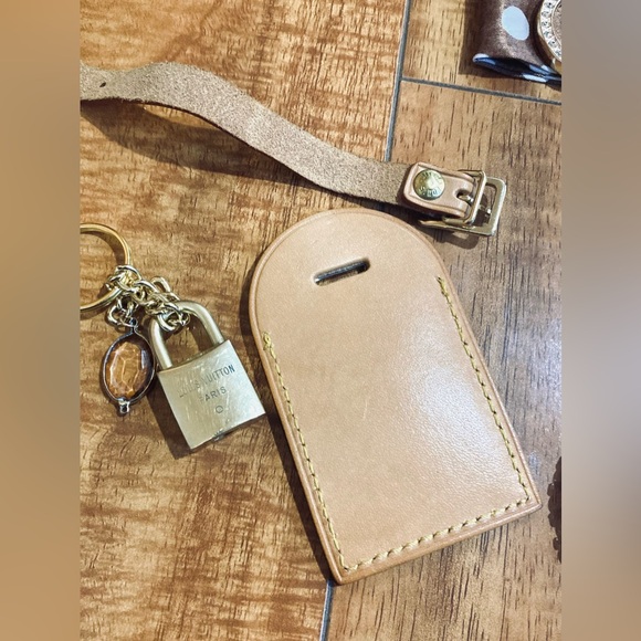 Louis Vuitton Tag and LOCK (201) “ Singing in the Rain” - Picture 11 of 15
